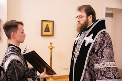 Митрополит Игнатий совершил ночную Литургию Преждеосвященных Даров в крестовом храме священномученика Гермогена, епископа Тобольского (Саратовского и Царицынского)