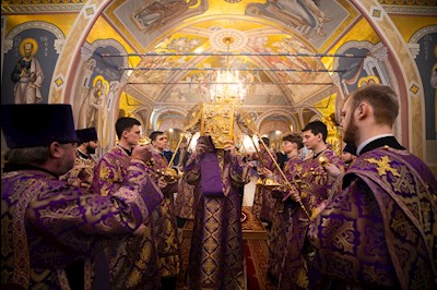 Митрополит Игнатий совершил вечернюю Литургию Преждеосвященных Даров в Свято-Троицком кафедральном соборе г. Саратова