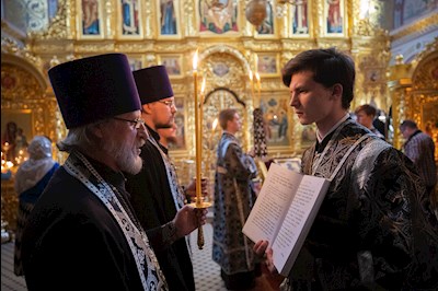 Митрополит Игнатий совершил великое повечерие с чтением Великого покаянного канона преподобного Андрея Критского в Свято-Троицком кафедральном соборе г. Саратова