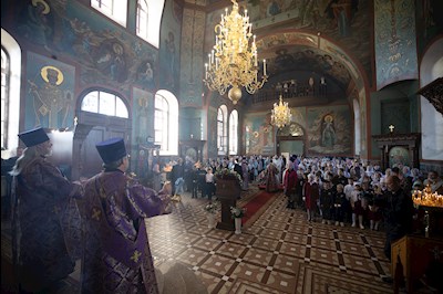 Митрополит Игнатий совершил Божественную литургию в Крестовоздвиженском храме г. Хвалынска