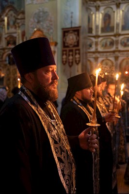 Митрополит Игнатий совершил великое повечерие с чтением Великого покаянного канона преподобного Андрея Критского в Покровском соборе г. Саратова