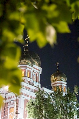 Митрополит Игнатий совершил ночную Божественную литургию в Покровском соборе г. Саратова