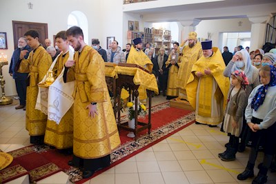 Митрополит Игнатий совершил Божественную литургию в Трехсвятительском храме г. Саратова