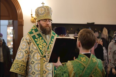 Митрополит Игнатий совершил Литургию Преждеосвященных Даров в храме в честь иконы Божией Матери «Всех скорбящих Радость» г. Саратова