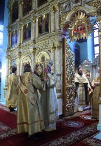 Архиепископ Элистинский и Калмыцкий Юстиниан совершил Божественную литургию в Духосошественском кафедральном соборе города Саратова