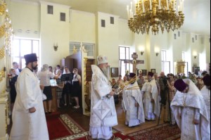 Божественная литургия и панихида на Архиерейском подворье – храме во имя преподобного Серафима Саровского г.Саратова