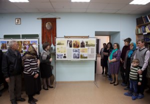 В Хвалынске открылась выставка, посвященная 70-летию возобновления приходской жизни