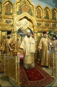 Митрополит Лонгин и Епископ Пахомий совершили Божественную литургию в Троицком соборе и молебен перед главной святыней Саратовской земли — образом Спаса Нерукотворного