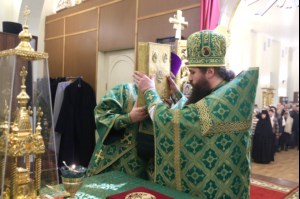 Божественная литургия на Архиерейском подворье — храме во имя преподобного Серафима Саровского г.Саратова