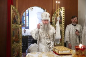 Божественная литургия на Архиерейском подворье — храме в честь иконы Божией Матери «Утоли моя печали» г. Саратова