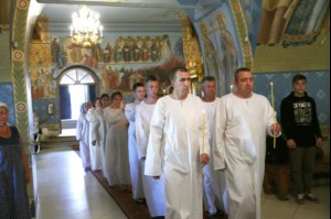 Крещальная литургия в Свято-Троицком соборе Саратова