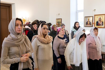 В саратовском храме апостола Иоанна Богослова освятили иконы для иконостаса