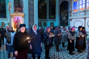 Великое повечерие с чтением канона преподобного Андрея Критского в храме Сошествия Святого Духа г. Саратова