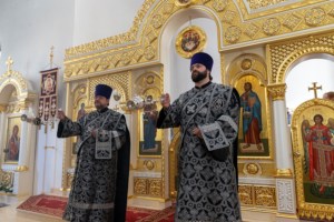 Литургия Преждеосвященных Даров, малое повечерие и утреня Великого Четвертка на Архиерейском подворье — в храме во имя святых равноапостольных Мефодия и Кирилла при СГУ