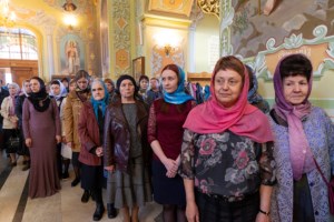 Вечерня в соединении с Литургией Василия Великого и чин умовения ног в храме в честь Покрова Пресвятой Богородицы г. Саратова