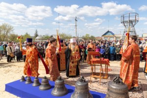 Митрополит Лонгин освятил колокола Свято-Никольского храма села Октябрьский Городок