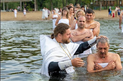 Состоялось массовое крещение оглашенных в Волге