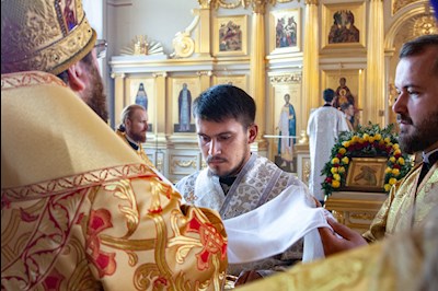Божественная литургия на Архиерейском подворье — в храме во имя святого апостола и евангелиста Иоанна Богослова при СПДС