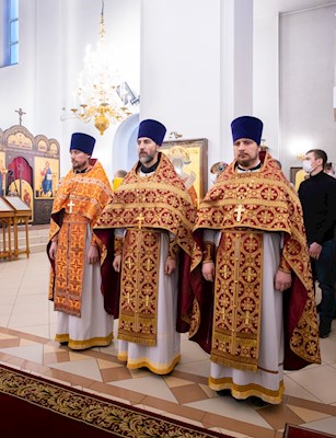 Митрополит Игнатий совершил Божественную литургию в Петропавловском храме Саратова