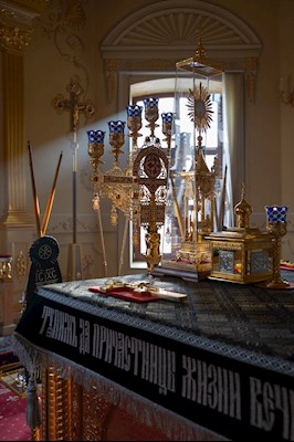 Митрополит Игнатий совершил вечернюю Литургию Преждеосвященных Даров в храме во имя святого апостола и евангелиста Иоанна Богослова при Саратовской православной духовной семинарии