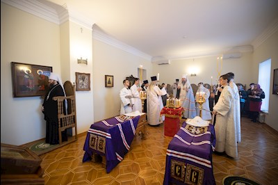Совершена панихида по саратовским святителям