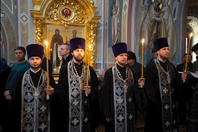 Митрополит Игнатий совершил великое повечерие с чтением Великого покаянного канона преподобного Андрея Критского в Свято-Троицком кафедральном соборе г. Саратова