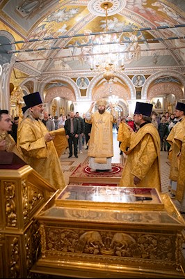 Митрополит Игнатий совершил Божественную литургию в Свято-Троицком кафедральном соборе Саратова
