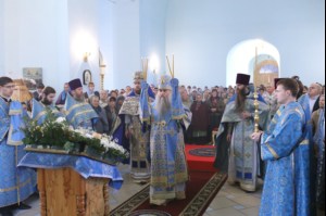 Божественная литургия в храме в честь Покрова Пресвятой Богородицы города Петровска