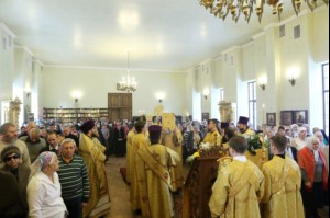 Божественная литургия на Архиерейском подворье — храме во имя преподобного Серафима Саровского г. Саратова