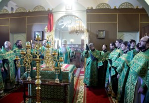 Божественная литургия на Архиерейском подворье — в храме во имя преподобного Серафима Саровского города Саратова