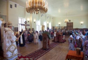 Божественная литургия на Архиерейском подворье — храме во имя преподобного Серафима Саровского города Саратова
