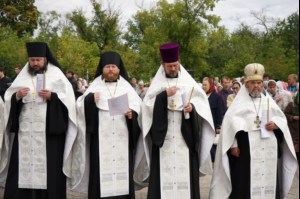 В канун празднования Собора Саратовских святых совершена панихида по убиенным в годы гонений на Воскресенском кладбище Саратова