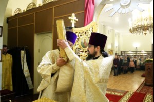 Божественная литургия на Архиерейском подворье — храме во имя преподобного Серафима Саровского г.Саратова