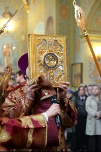 Вечерня в соединении с Литургией Василия Великого и Чин умовения ног в храме в честь Покрова Пресвятой Богородицы г.Саратова