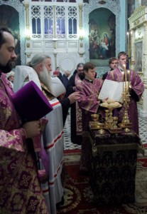 Всенощное бдение c Чином Воздвижения Креста в храме в честь Сошествия Святого Духа города Саратова