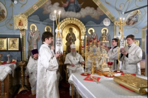 Митрополит Лонгин совершил Крещальную Литургию