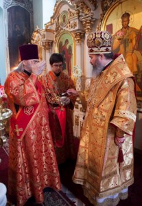 Архиепископ Элистинский и Калмыцкий Юстиниан совершил Божественную литургию и панихиду в Духосошественском храме г. Саратова