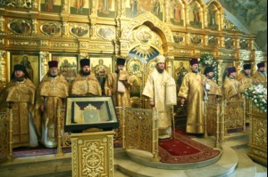 Митрополит Лонгин и Епископ Пахомий совершили Божественную литургию в Троицком соборе и молебен перед главной святыней Саратовской земли — образом Спаса Нерукотворного