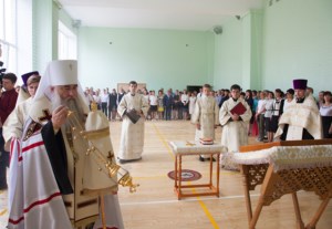 Митрополит Лонгин освятил спортивный зал школы и дом культуры села Сторожевка