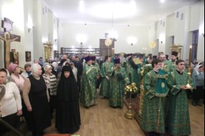 Божественная литургия на Архиерейском подворье — храме во имя преподобного Серафима Саровского г.Саратова