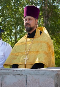 Священник благословил новобранцев перед отправкой на воинскую службу