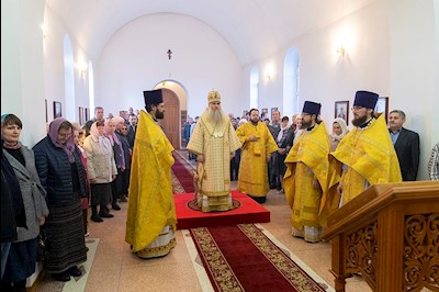 Божественная литургия в храме святых Царственных страстотерпцев п. Дубки Саратовского района