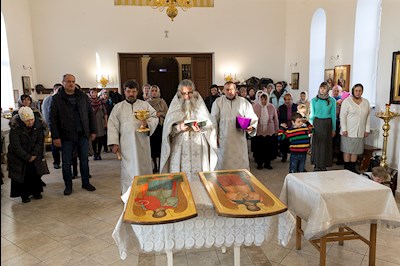 В саратовском храме апостола Иоанна Богослова освятили иконы для иконостаса