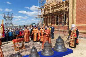 Митрополит Лонгин освятил колокола Свято-Никольского храма села Октябрьский Городок