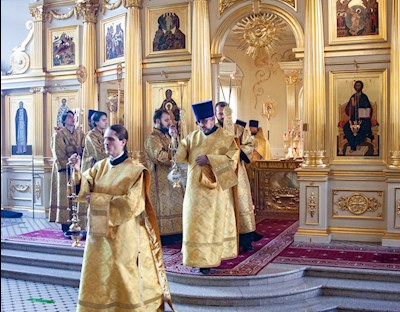 Божественная литургия на Архиерейском подворье — в храме во имя святого апостола и евангелиста Иоанна Богослова при СПДС