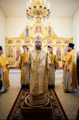 Митрополит Игнатий совершил Божественную литургию в храме святителей Василия Великого, Григория Богослова и Иоанна Златоустого г. Саратова
