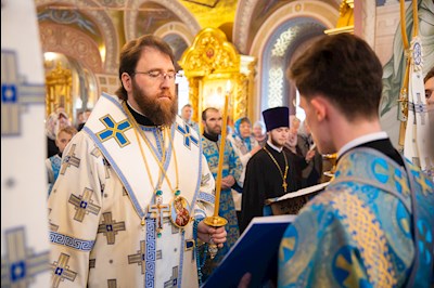 Митрополит Игнатий совершил вечернее богослужение с чтением акафиста Пресвятой Богородице в Свято-Троицком кафедральном соборе г. Саратова
