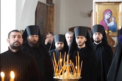Митрополит Игнатий совершил великое повечерие с чтением Великого покаянного канона преподобного Андрея Критского в Спасо-Преображенском мужском монастыре г. Саратова
