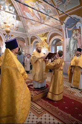 Митрополит Игнатий совершил Божественную литургию в Свято-Троицком кафедральном соборе Саратова
