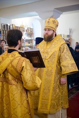 Митрополит Игнатий совершил Божественную литургию в Трехсвятительском храме г. Саратова